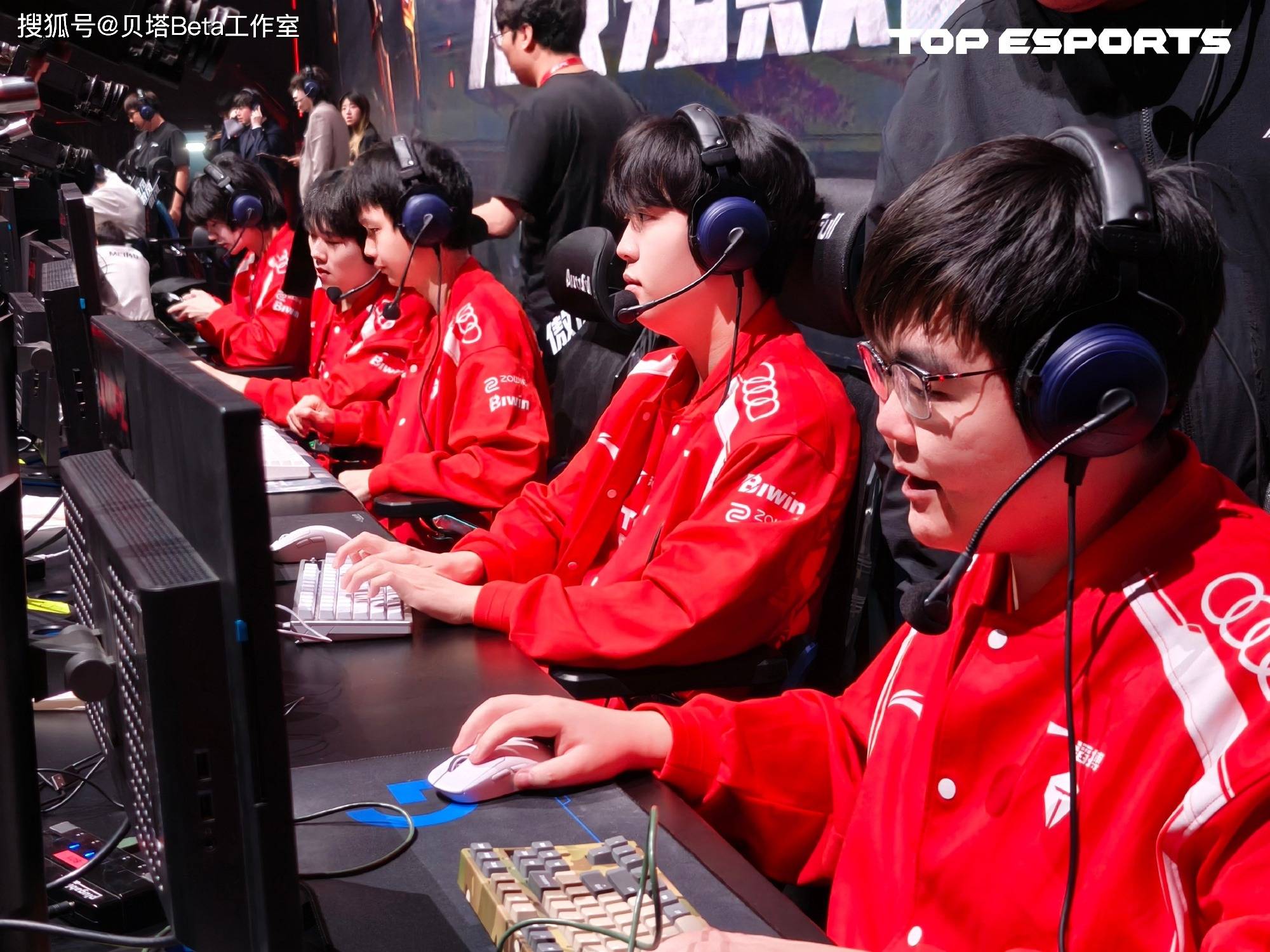 TES险胜CLG，Scout操刀奇招英雄翻盘激烈交锋小组赛，引爆全场热议