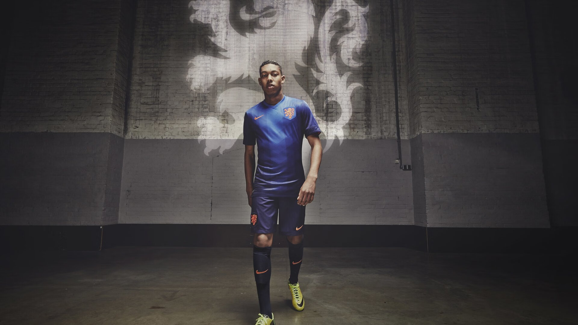 足球世界双线狂飙，阿尔及利亚国家队震撼表演，劳塔罗欧冠半决赛封神